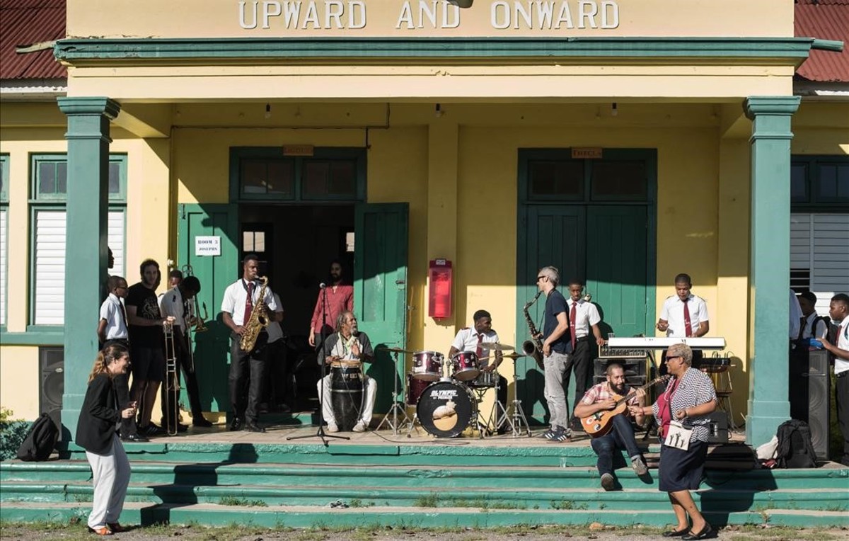 Fotos del grupo catalan de ska Soweto actuando en la entrada de la Alpha Boys School de Kingston Jamaica Autor Fernando Fernandez Hevia